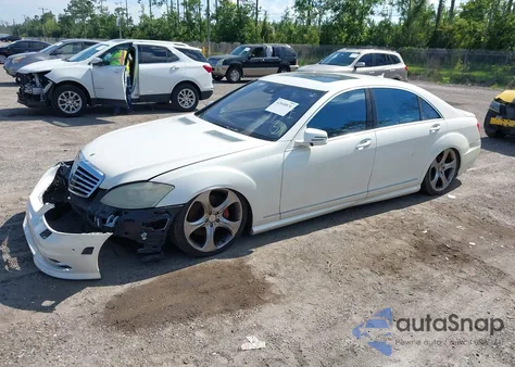 2011 Mercedes-Benz S 550 z USA, uszkodzony, nr VIN WDDNG7BB0BA407103